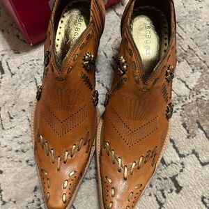 Woman’s shoes new size 8 B